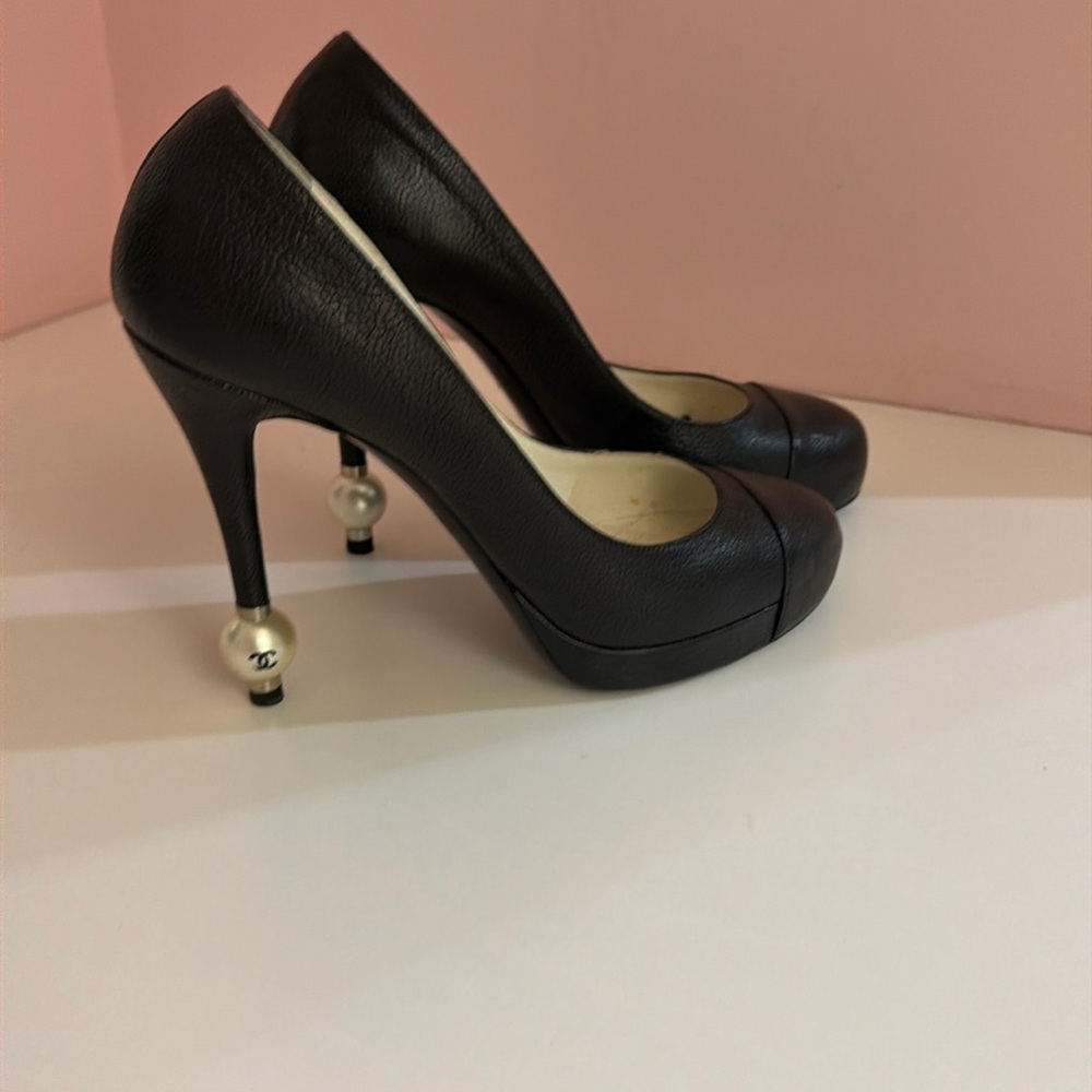 Chanel black leather pump with pearl on heal